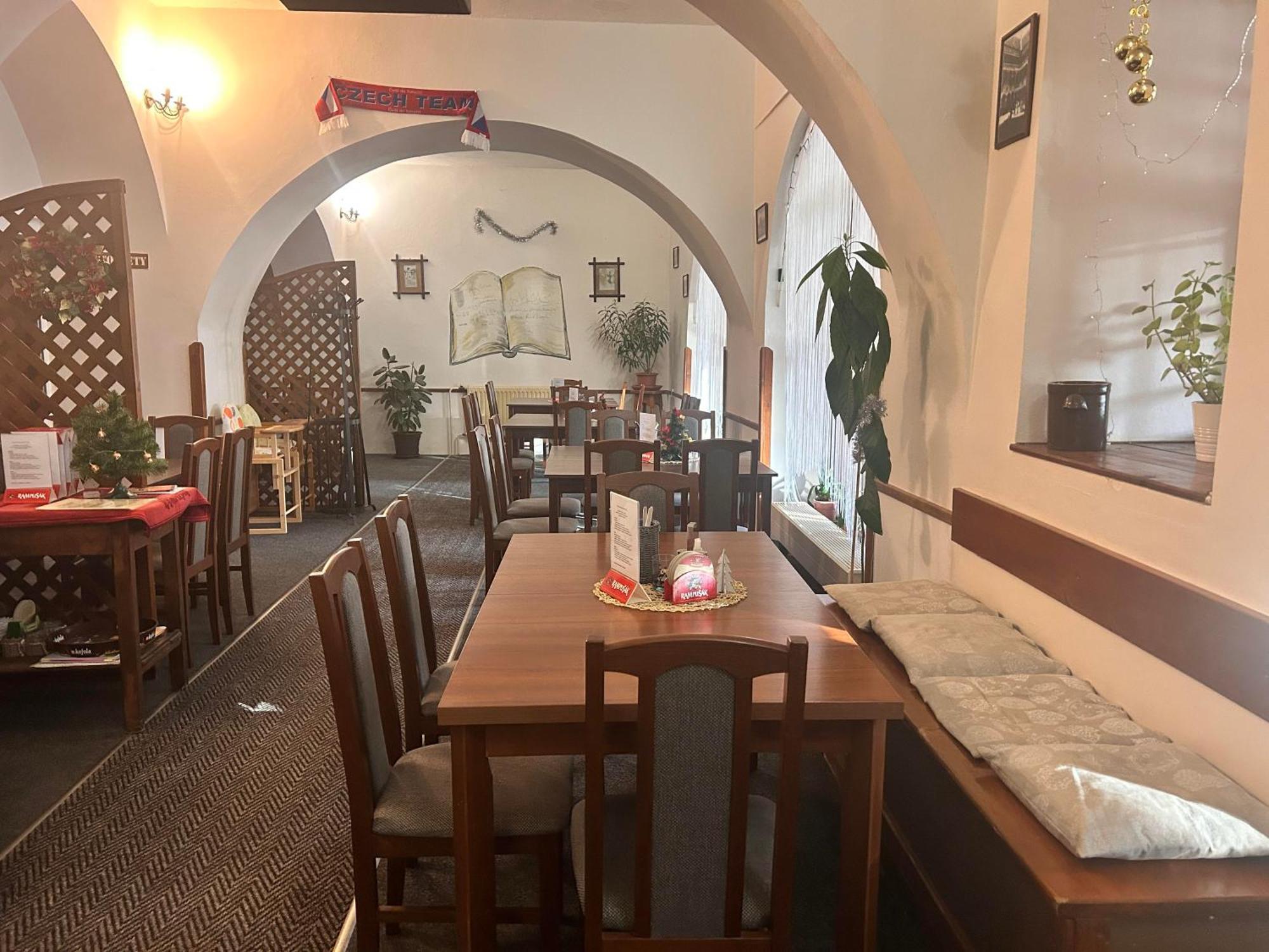 Restaurace A Penzion Podloubi Opočno Kültér fotó