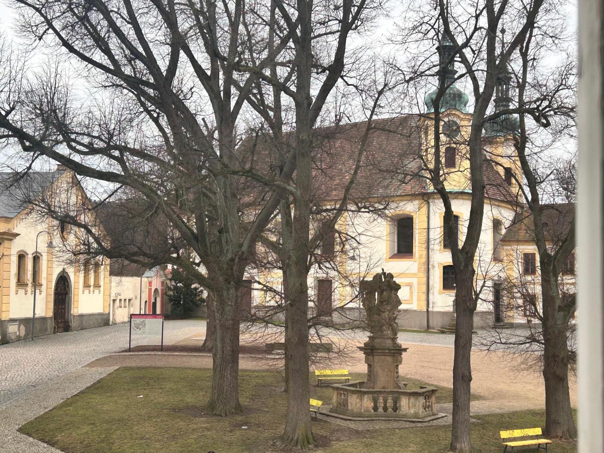 Restaurace A Penzion Podloubi Opočno Kültér fotó